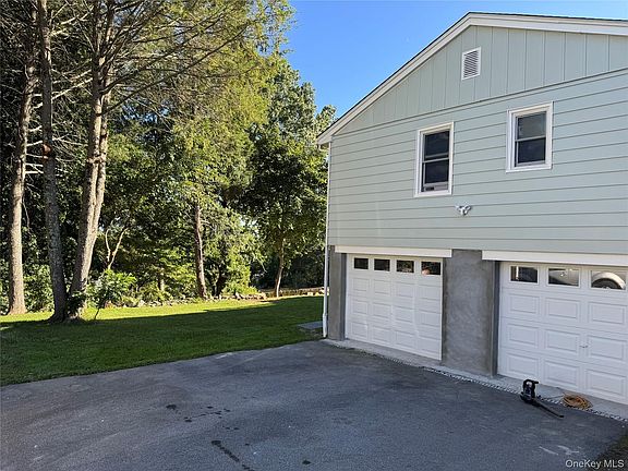 3rd image of 18 Robin Hill Dr