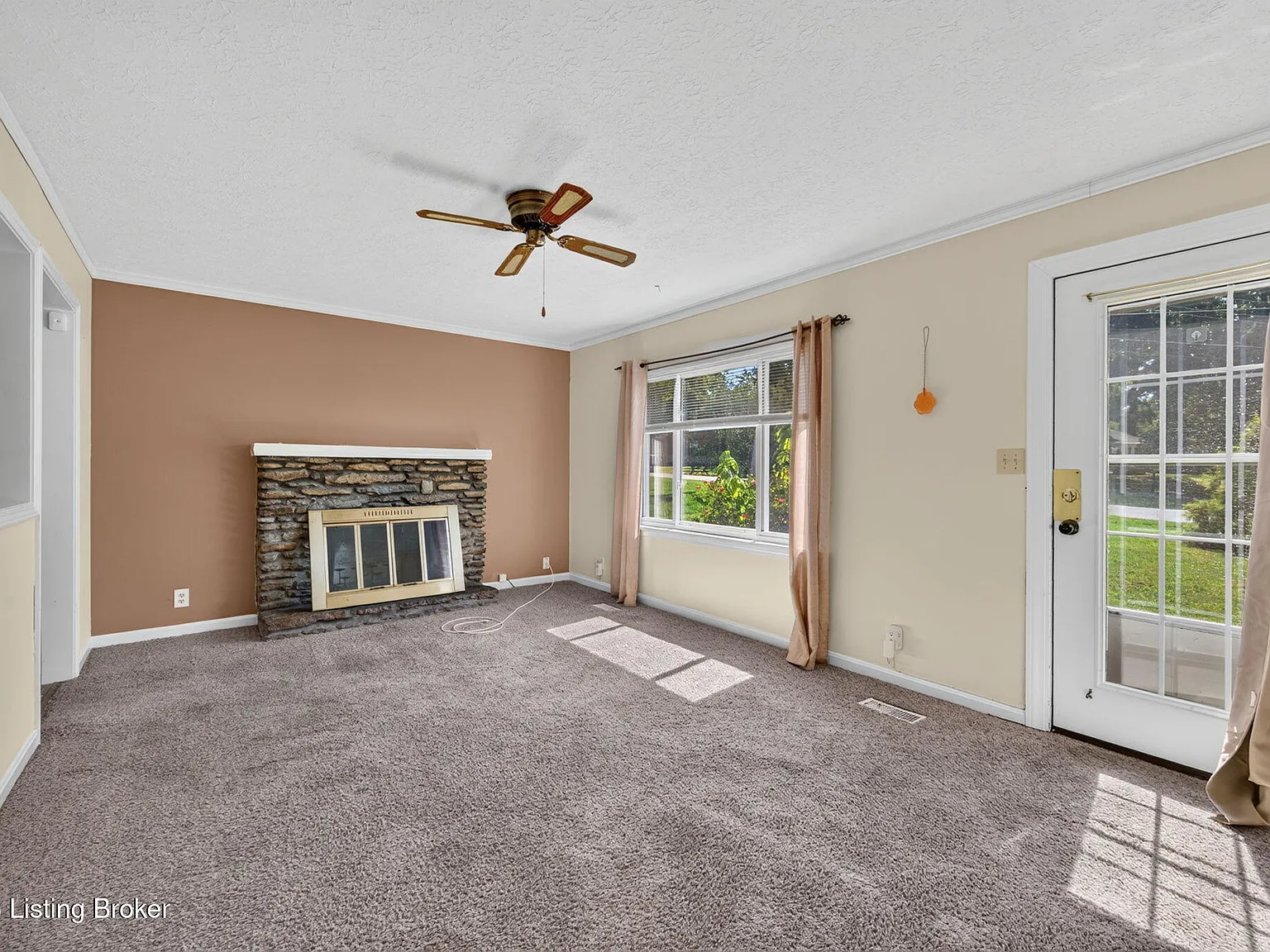 3 bed, 1.0 bath, 1075 sqft, $2,000 — Photo 3