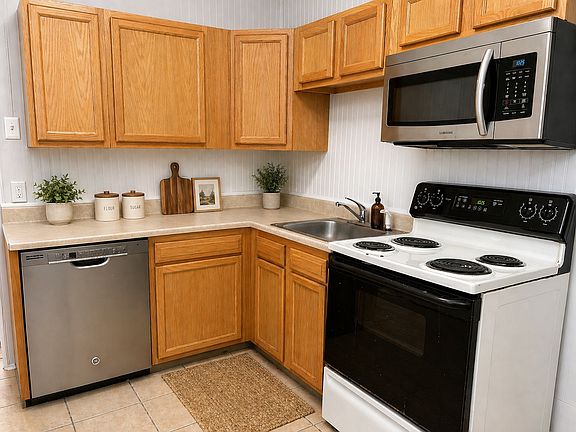 4th image of 452 Carlton Ave