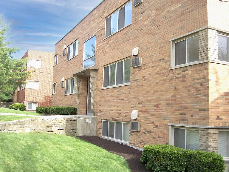 563 Lowell Ave — Photo 2