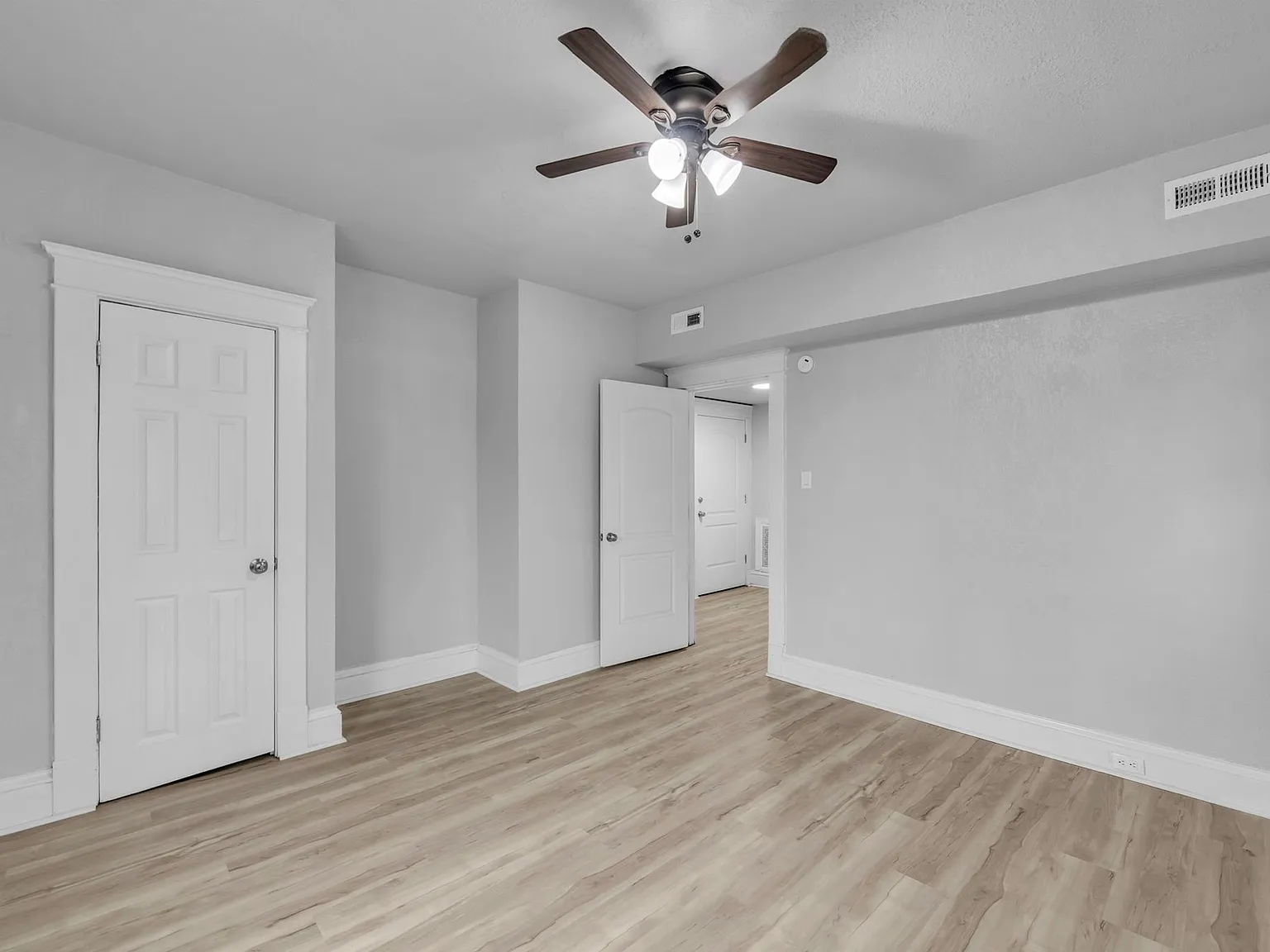 4 bed, 1695 sqft, $2,999 — Photo 2