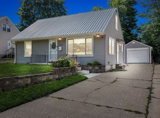 2214 Mallory St SW, Cedar Rapids, IA 52404