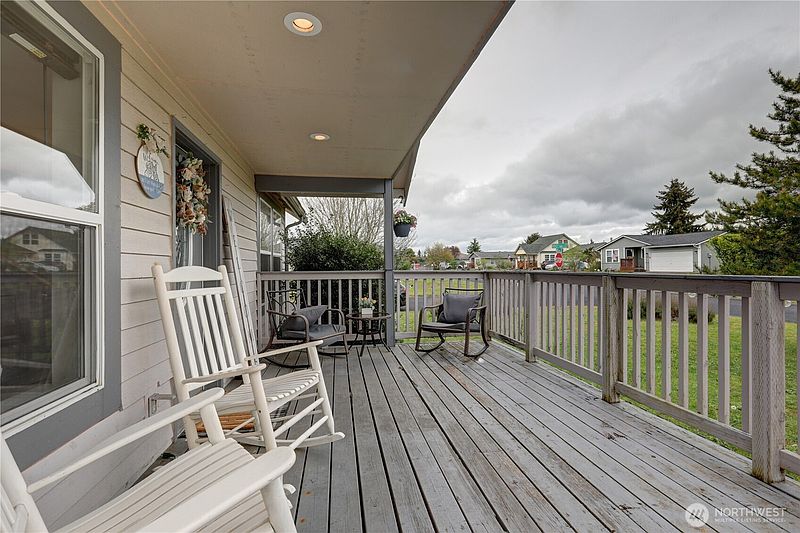 3rd image of 18005 Iris Place SW