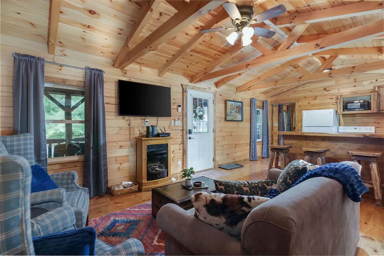 2 bed, 1.0 bath, 1334 sqft, $3,422 — Photo 2