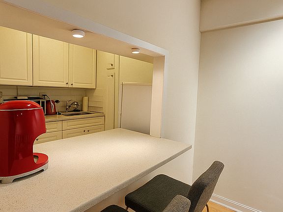 3rd image of 141 E 55th St APT 8E