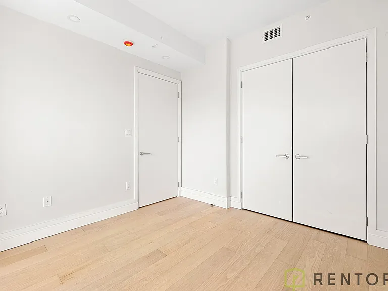 960 Franklin Ave #216 — Photo 8
