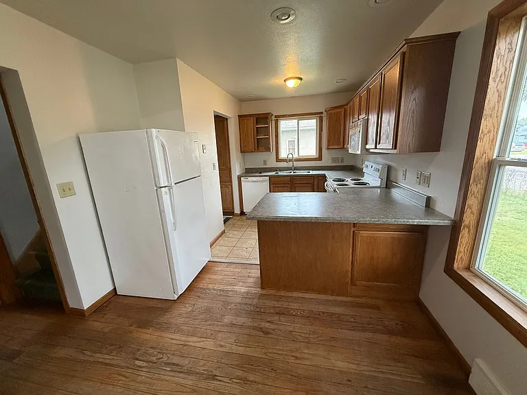 324 8th St SE — Photo 3