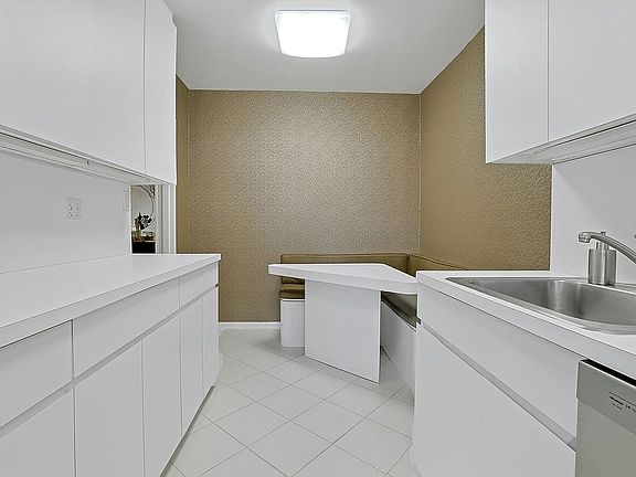 5th image of 3530 Henry Hudson Pkwy Unit 11-0