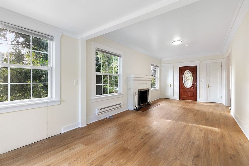 4th image of 5016 5018 9th Avenue NE