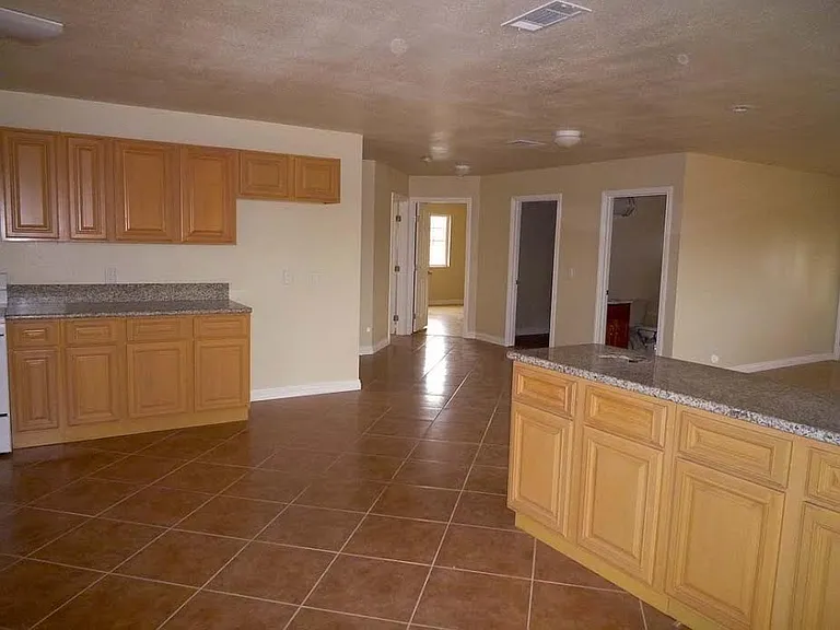 10600 Sheridan St — Photo 3