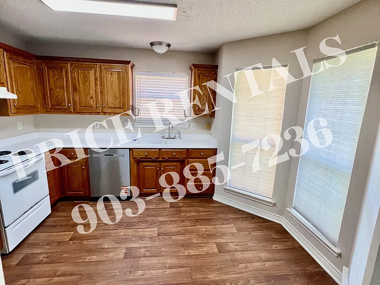 1709 Woodside Ln — Photo 6