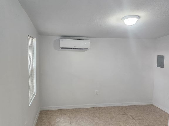 4th image of 8518 Woodlake Dr #3