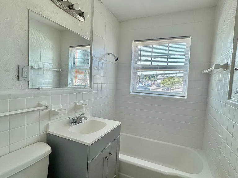 2030 NW 25th St #10 — Photo 11