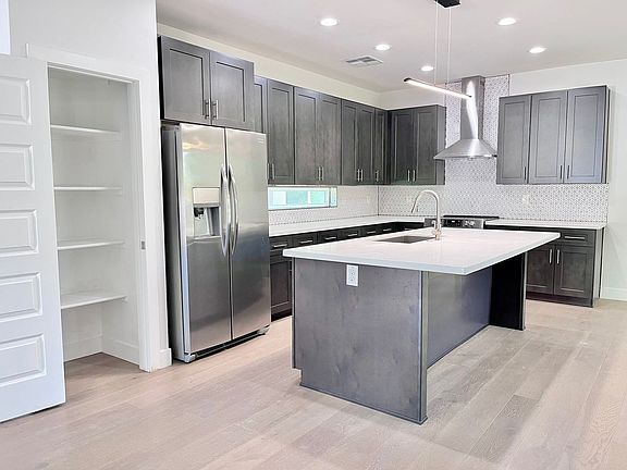 3rd image of 1025 E Medlock Dr #1
