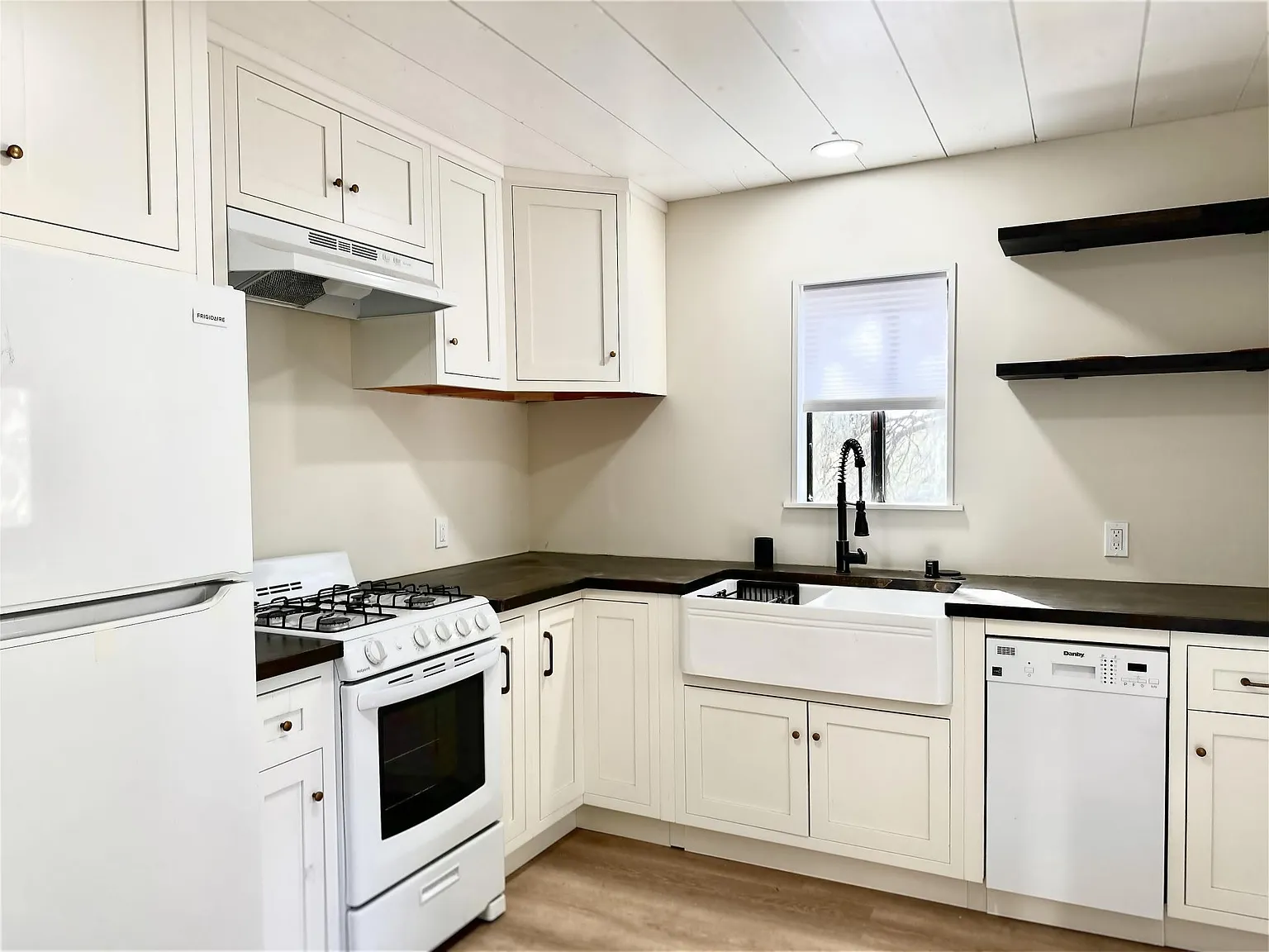 2 bed, 832 sqft, $2,100 — Photo 3