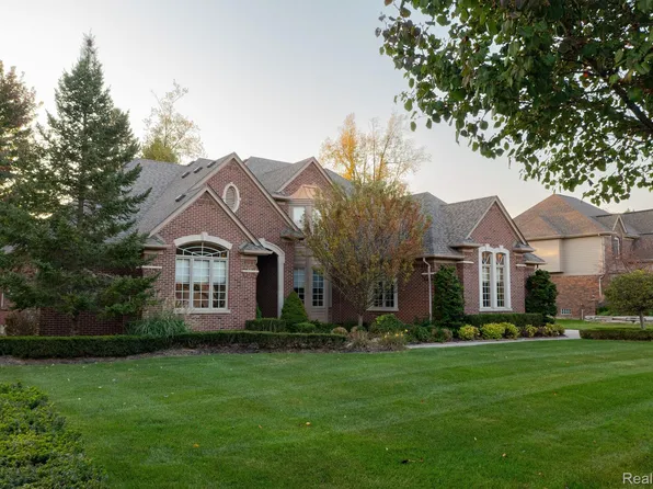 61491 Crown Point Dr, Washington, MI 48094