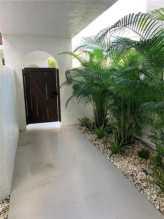 3 bed, 2.0 bath, 1525 sqft, $3,975 — Photo 2
