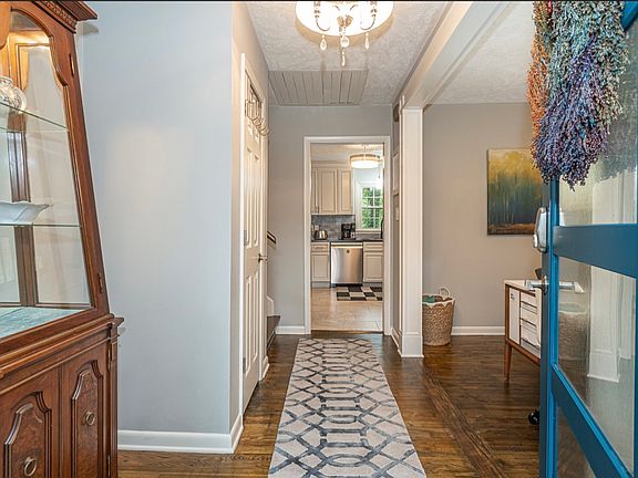 Designer decor with fresh, neutral color tones.