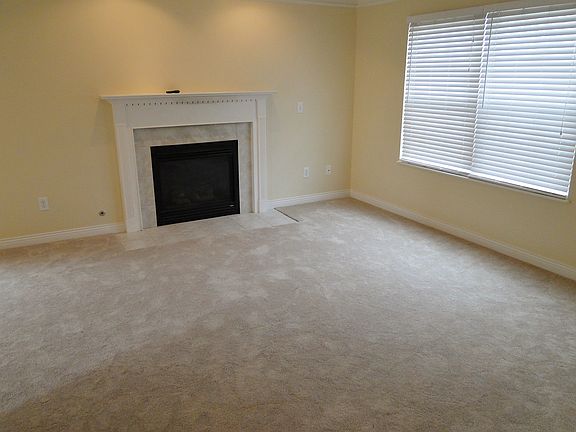 Living Room w/ Gas Fireplace