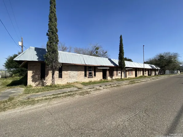 101 E Rockport St, Mathis, TX 78368