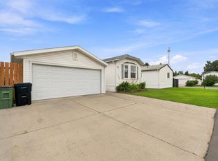 3402 Lakeview Point E, Edmonton, AB T5S 2R8
