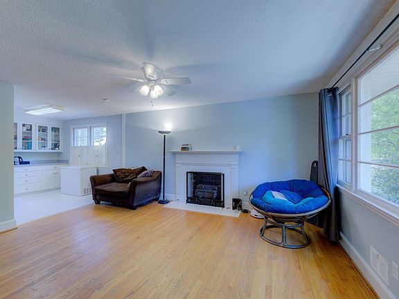 2nd image of 3944 Hickory St