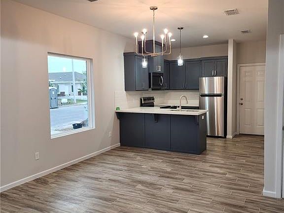 3rd image of 913 Clarence Ave