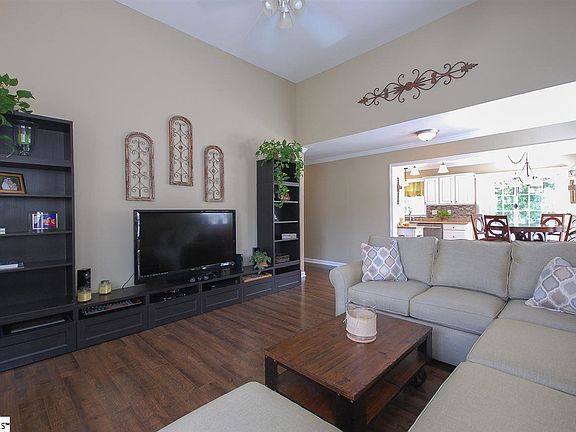 4th image of 100 Summergrass Dr