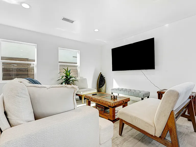 5554 Capistrano Ave — Photo 4