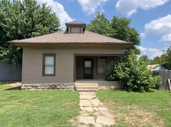 404 S 1st St, Blackwell, OK 74631