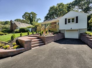 35 Monaton Dr, Huntington Station, NY 11746