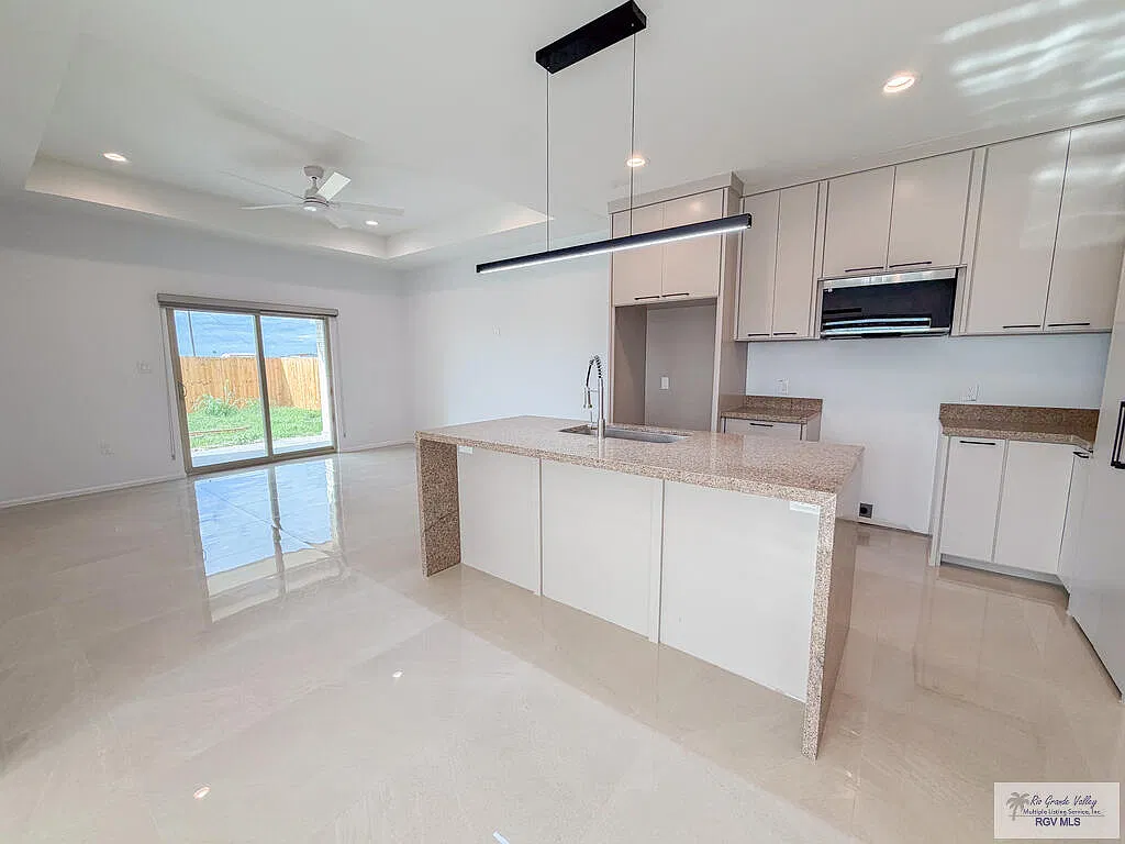 3 bed, 2.0 bath, 1375 sqft, $1,950 — Photo 3