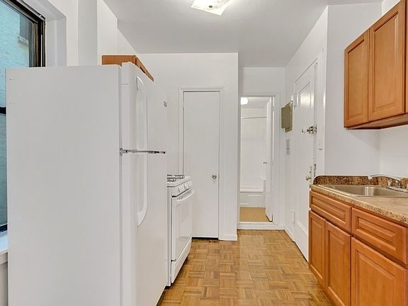 4th image of 226 W 4th St #12R