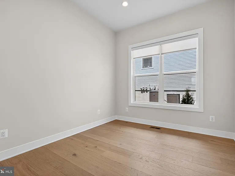 881 N Manchester St — Photo 56