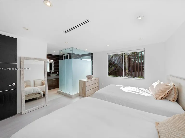 227 E Dilido Dr — Photo 54