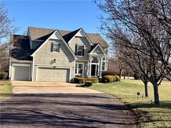 18518 W 252nd St, Paola, KS 66071