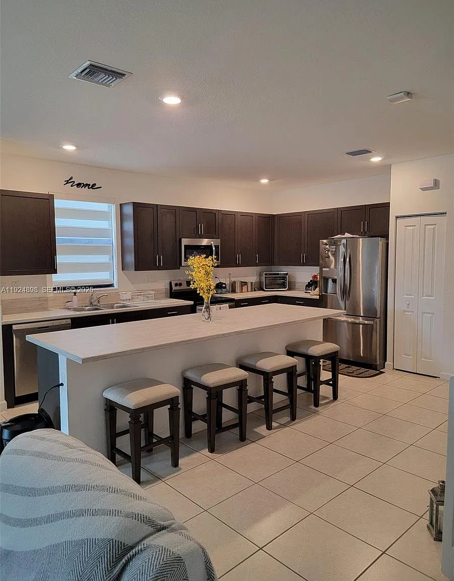 4 bed, 1936 sqft, $3,300 — Photo 2