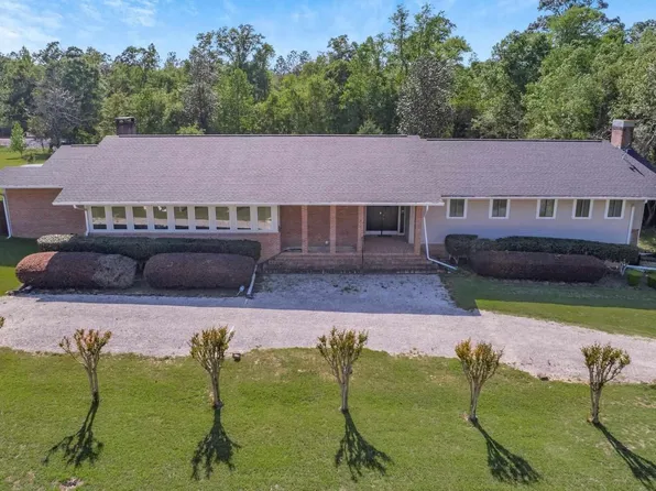 104 Alexandra Dr, Atmore, AL 36502