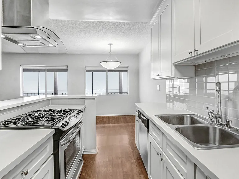 113 N Gale Dr — Photo 11