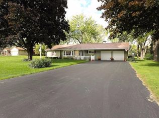 W142N7103 Oakwood Dr, Menomonee Falls, WI 53051