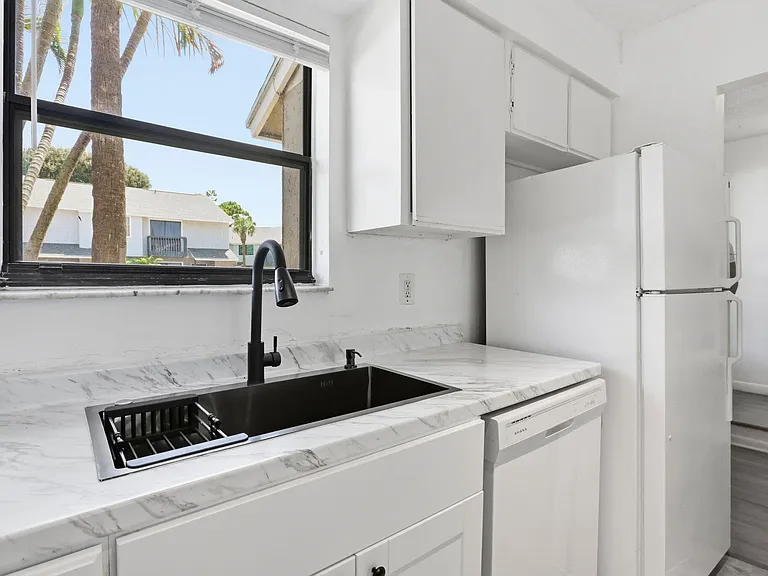 2305 Seaside Dr — Photo 10