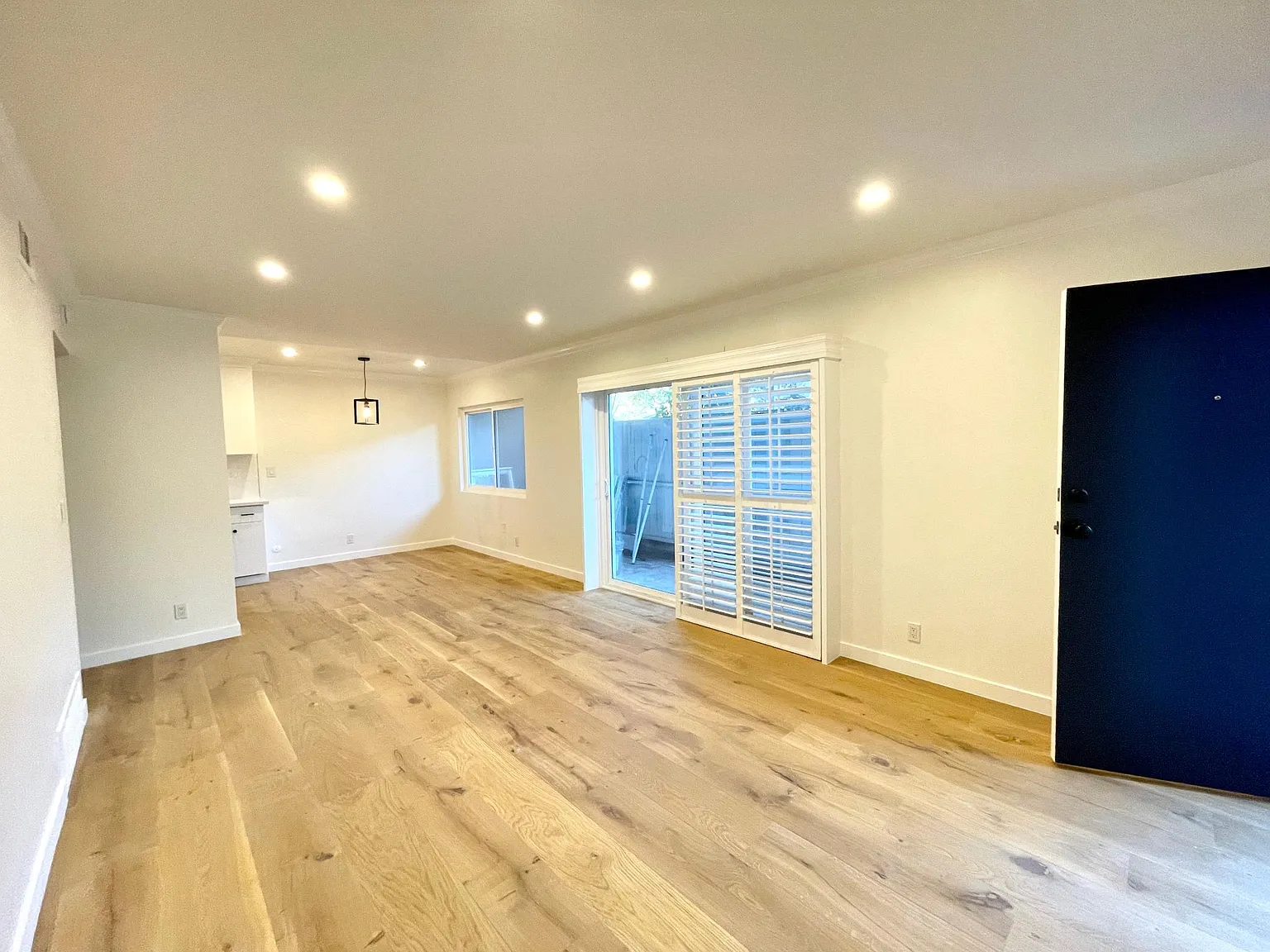 2 bed, 750 sqft, $3,000 — Photo 1