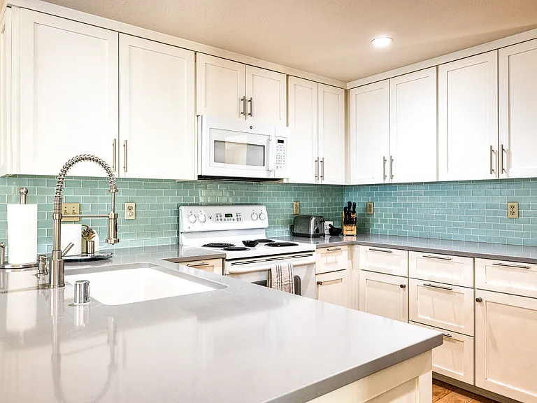 2310 S Hampton Cir — Photo 16