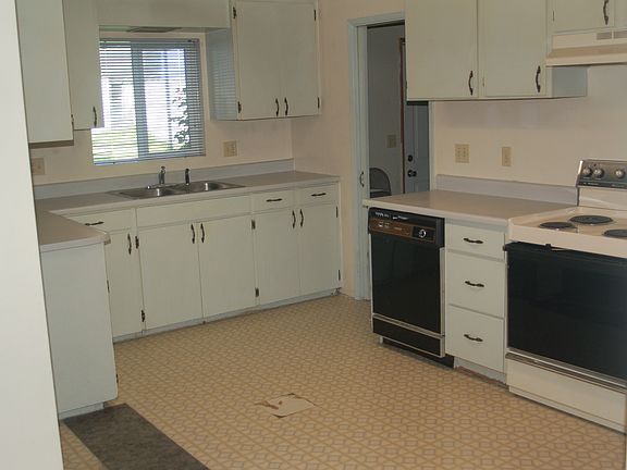 2nd image of 8403 Pacific Hwy E