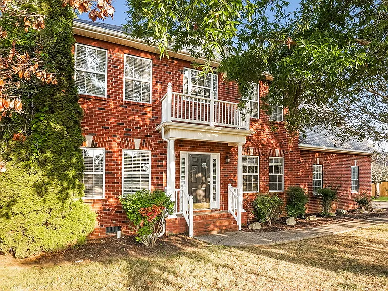 398 Roxie Ct — Photo 4