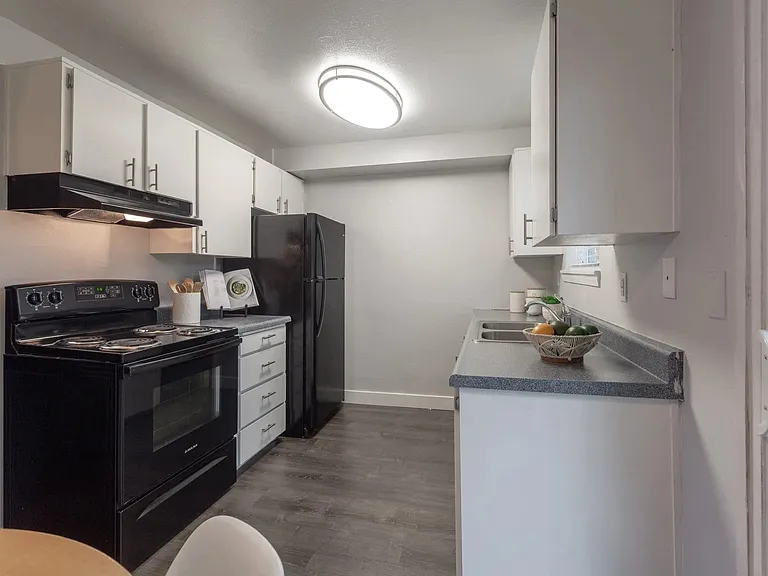 Somerset West Apartments — Photo 29