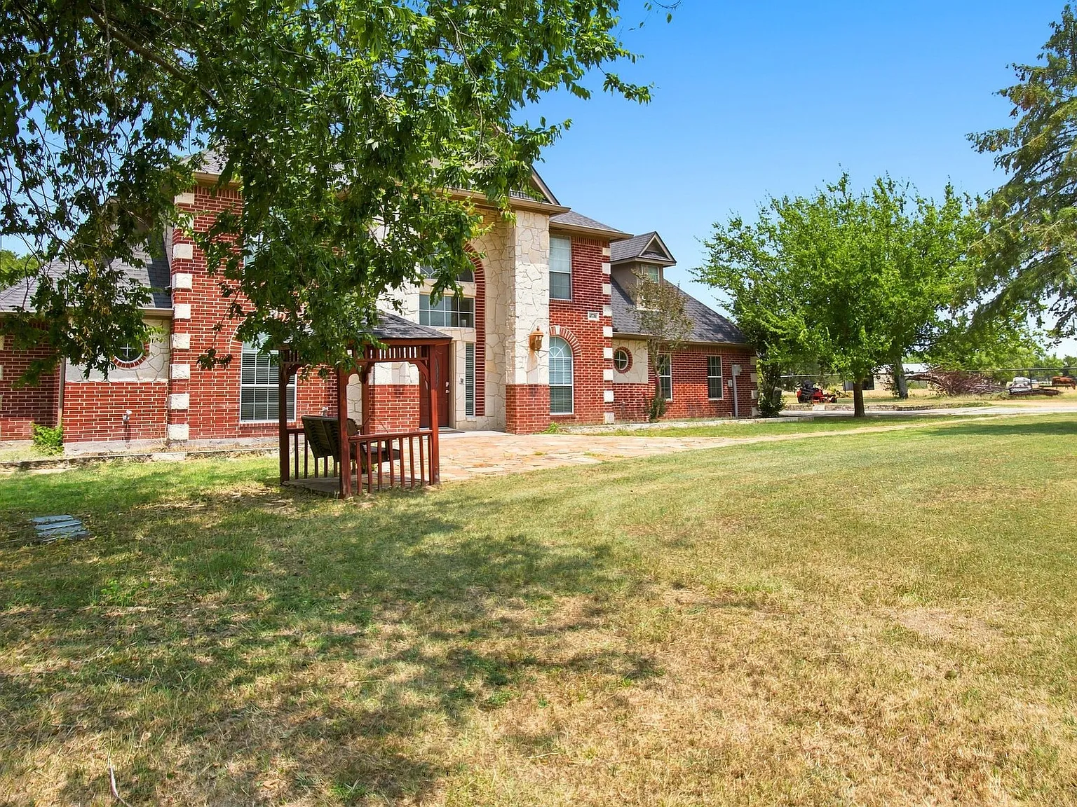 5 bed, 3696 sqft, $4,250 — Photo 3