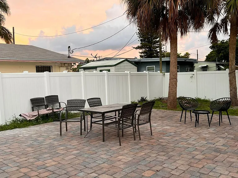 555 NW 15th Ct — Photo 19