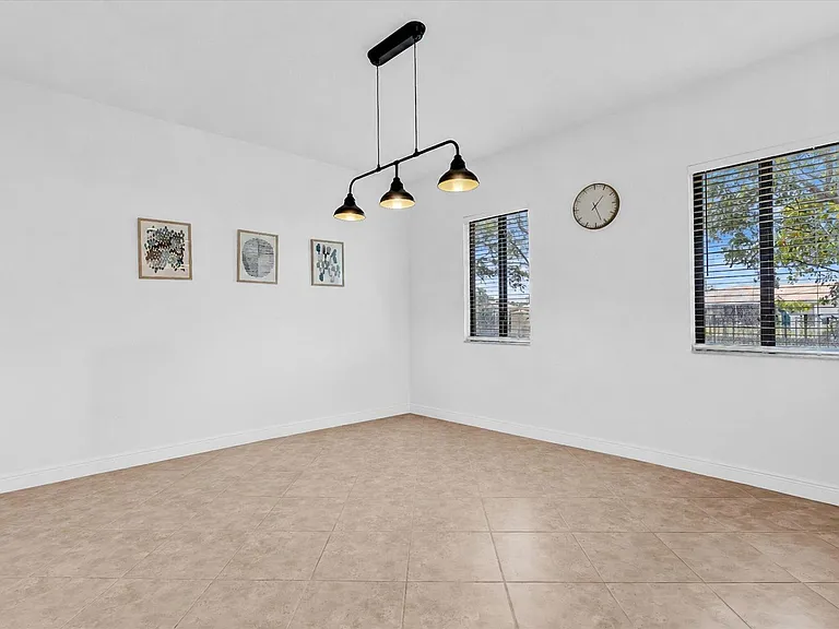 2414 Venetian Way — Photo 10