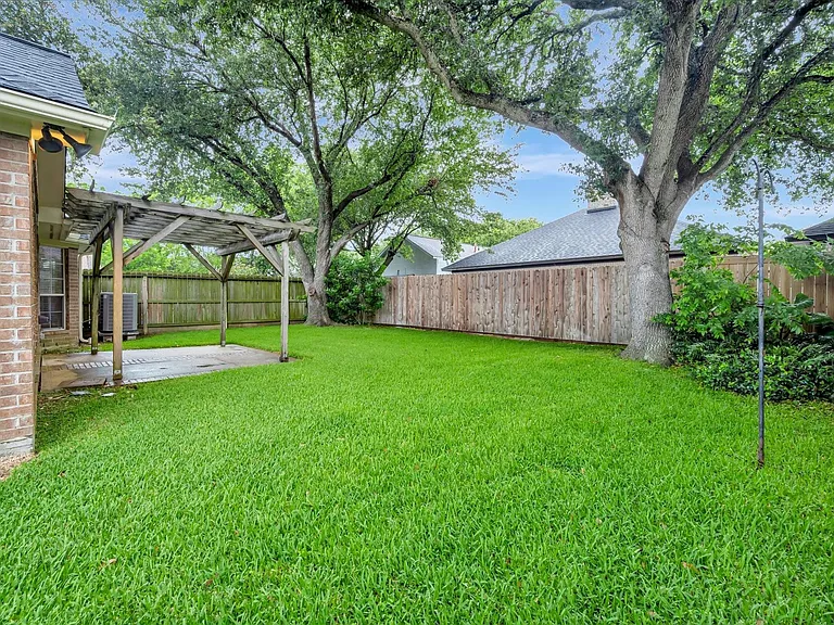 2421 Baycrest Dr — Photo 33